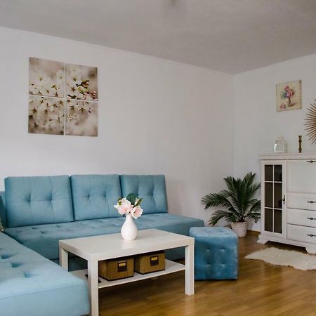 Collosal Apartment With Garden Bukarest Exterior foto