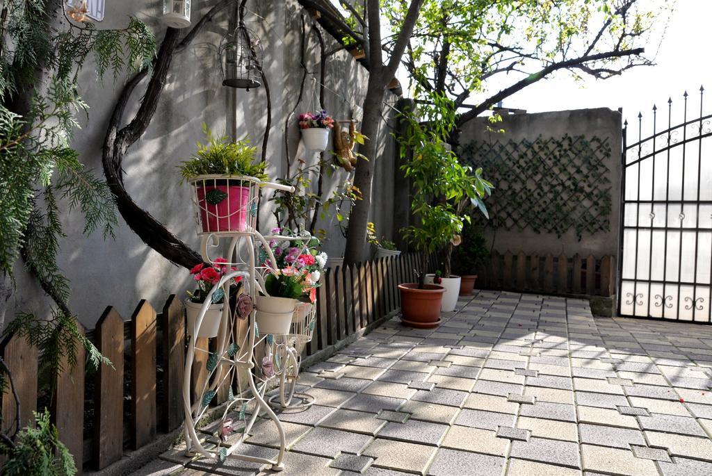 Collosal Apartment With Garden Bukarest Exterior foto