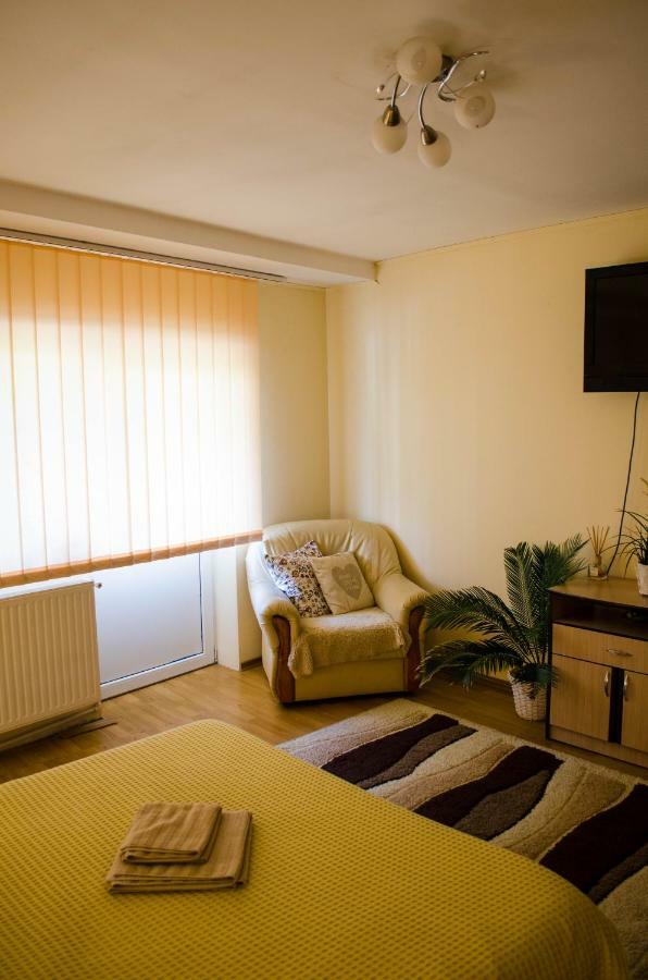 Collosal Apartment With Garden Bukarest Exterior foto