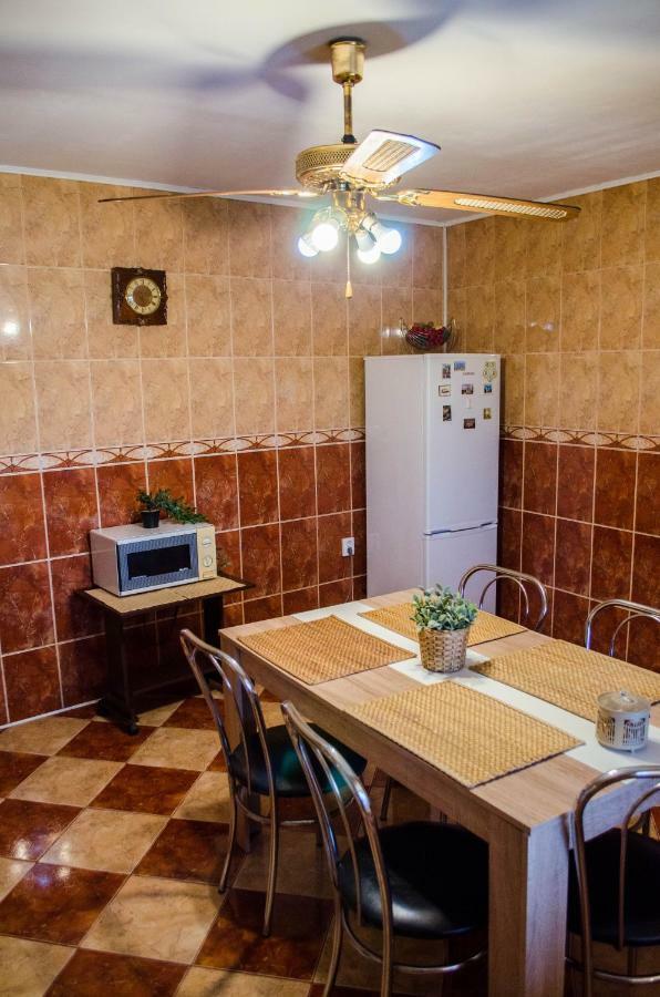 Collosal Apartment With Garden Bukarest Exterior foto