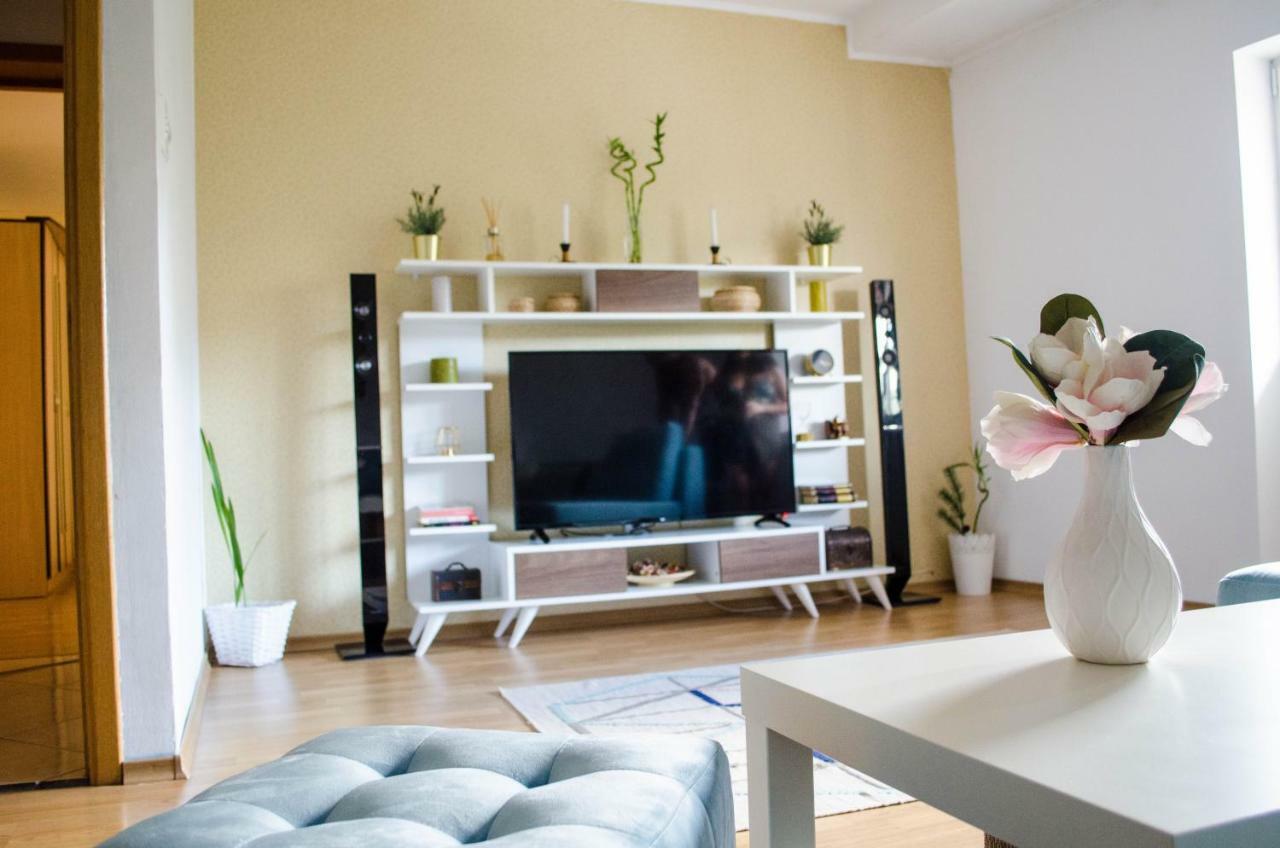 Collosal Apartment With Garden Bukarest Exterior foto